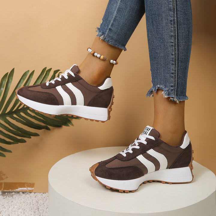 Damen Retro-Plateau-Sneaker mit Velours- und Mesh-Mix – Névara
