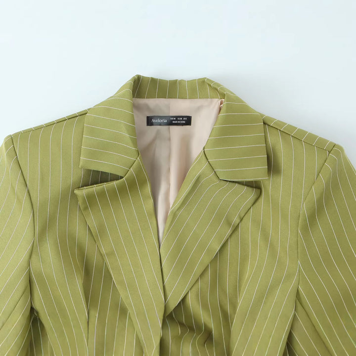 Damen Taillierter Cropped-Blazer mit Taillengürtel und Nadelstreifen Echo Archiv