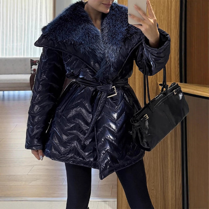 Damen Glänzende Steppjacke mit Taillengürtel und voluminösem Kunstfellkragen Echoarchiv