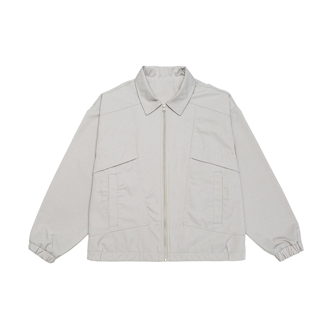 Unisex Kurzblouson im Boxy‑Cut mit Hemdkragen, sichtbarem Metallreißverschluss und Utility‑Pattentaschen Echoarchiv