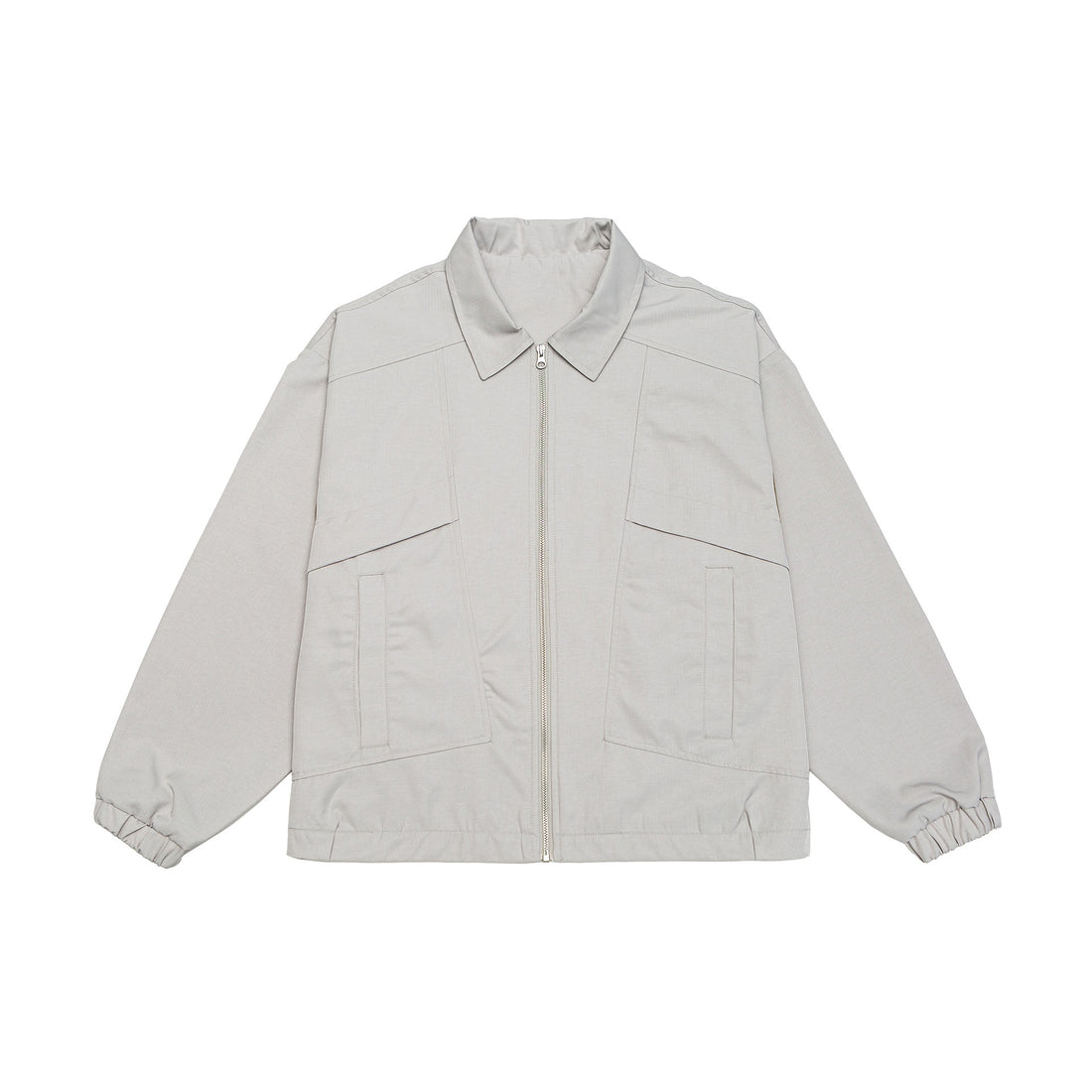 Unisex Kurzblouson im Boxy‑Cut mit Hemdkragen, sichtbarem Metallreißverschluss und Utility‑Pattentaschen Echoarchiv