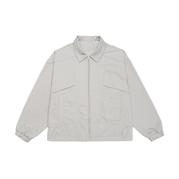 Unisex Kurzblouson im Boxy‑Cut mit Hemdkragen, sichtbarem Metallreißverschluss und Utility‑Pattentaschen Echoarchiv