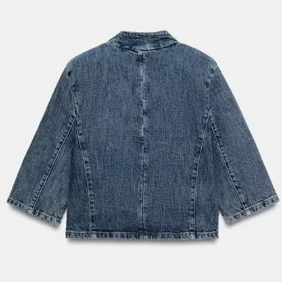Damen Boxy Cropped Denimjacke mit Mandarin-Kragen, asymmetrischer Knopfblende und Fransenabschluss Echo Archiv