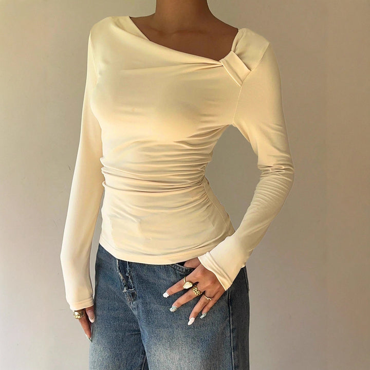 Damen Enganliegendes Langarmshirt mit asymmetrischem Carmenausschnitt und Seitlicher Raffung – Avérine