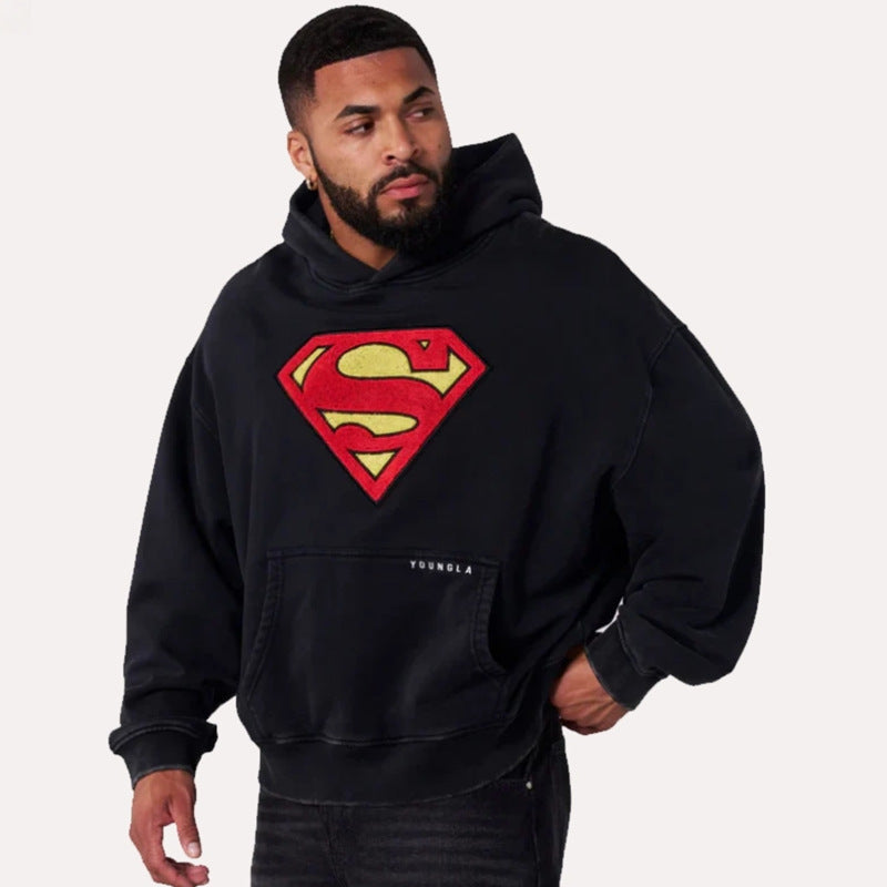 Herren nan weit geschnittener Kapuzenpullover mit markantem Comic‑S‑Logo Kängurutasche und gewaschener Look Echoarchiv