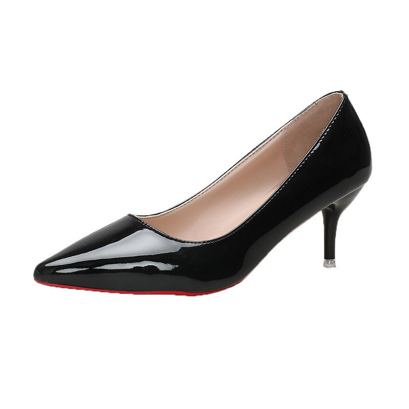 Damen Lack-Pumps mit spitzer Kappe, schmalem Stiletto und goldener Absatzapplikation – Lioré