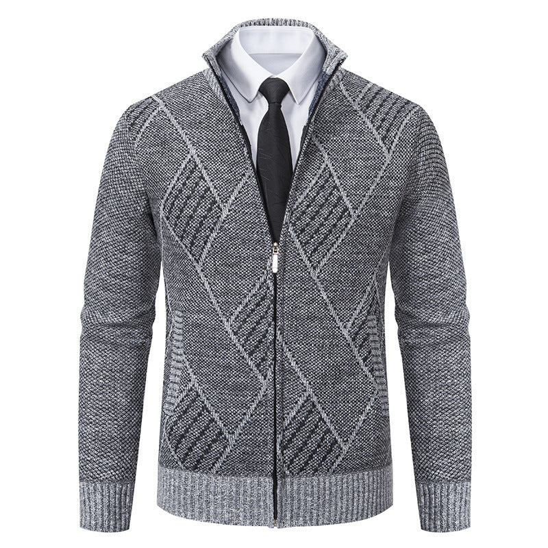 Herren modische Strickjacke mit hohem Kragen und stilvollem Zopfmuster Echoarchiv