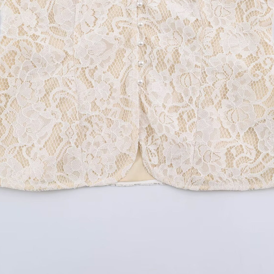 Damen Spitzenbluse mit Mandarinkragen und Perlenknopfleiste Echoarchiv