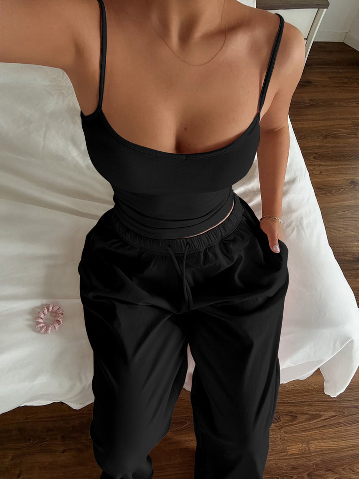 Damen Sportliches Zweiteiliges Set mit schmalem Oberteil und bequemen Hosen Echo Archiv