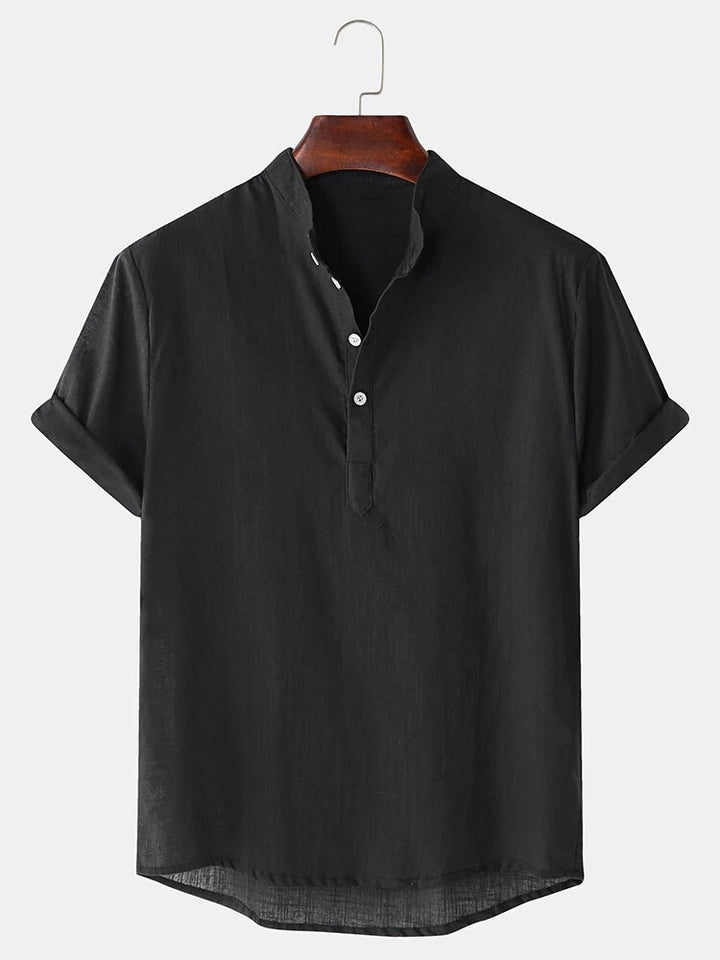 Herren Kurzarmhemd mit innovativem Henley-Ausschnitt und fließendem Material Echoarchiv