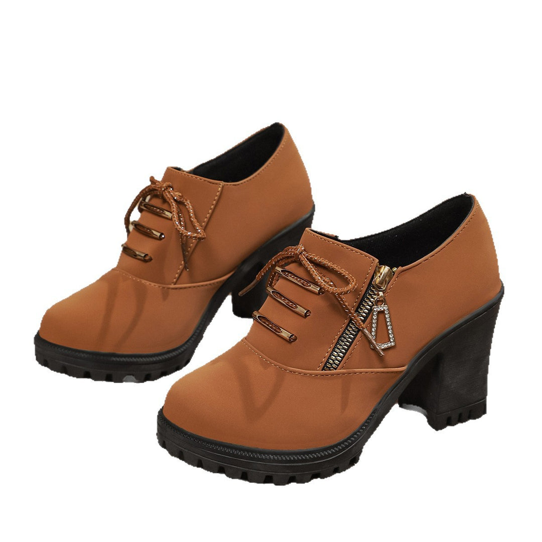 Damen nan elegante Schnür-Booties mit robustem Profilabsatz, seitlichem Reißverschluss und dekorativem Anhänger Echo Archiv