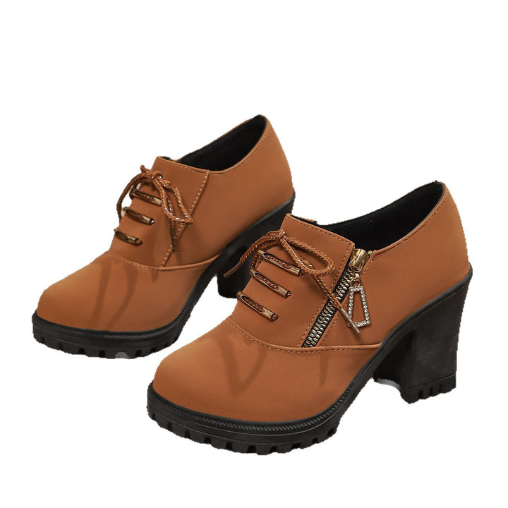 Damen nan elegante Schnür-Booties mit robustem Profilabsatz, seitlichem Reißverschluss und dekorativem Anhänger Echo Archiv