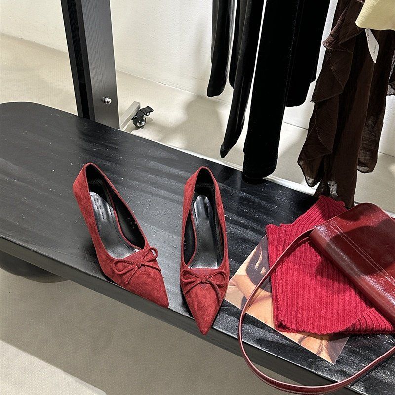 Damen Spitz zulaufende Wildleder‑Pumps mit skulpturiertem Kittenabsatz und Zierknoten – Lioré