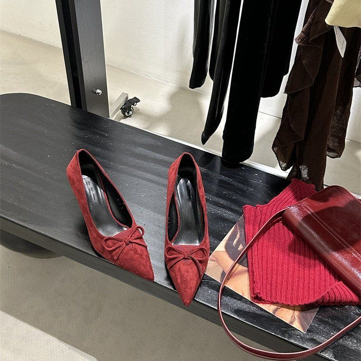 Damen Spitz zulaufende Wildleder‑Pumps mit skulpturiertem Kittenabsatz und Zierknoten – Lioré
