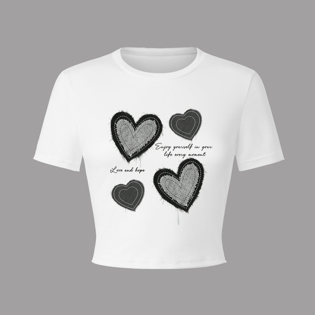 Damen Crop-T-Shirt mit kreativem Herzmotiv und motivierendem Schriftzug Echo Archiv