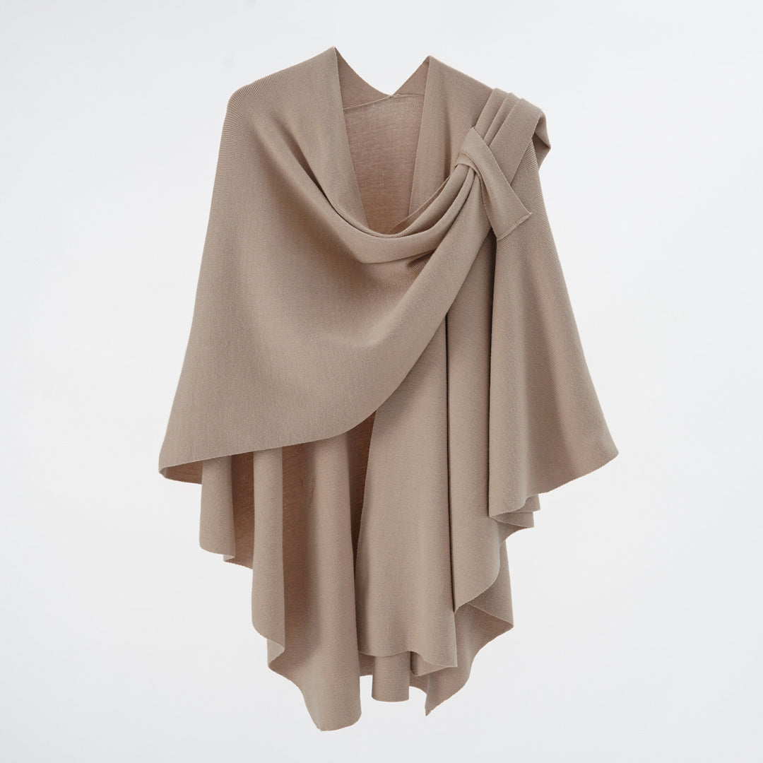 Damen Kapuzenponcho aus Feinstrick mit asymmetrischem Saum – Avérine