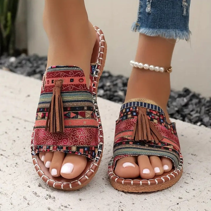 Damen Ethno-Slipper-Sandalen mit Quaste und handgenähter Ziernaht – Sorelia