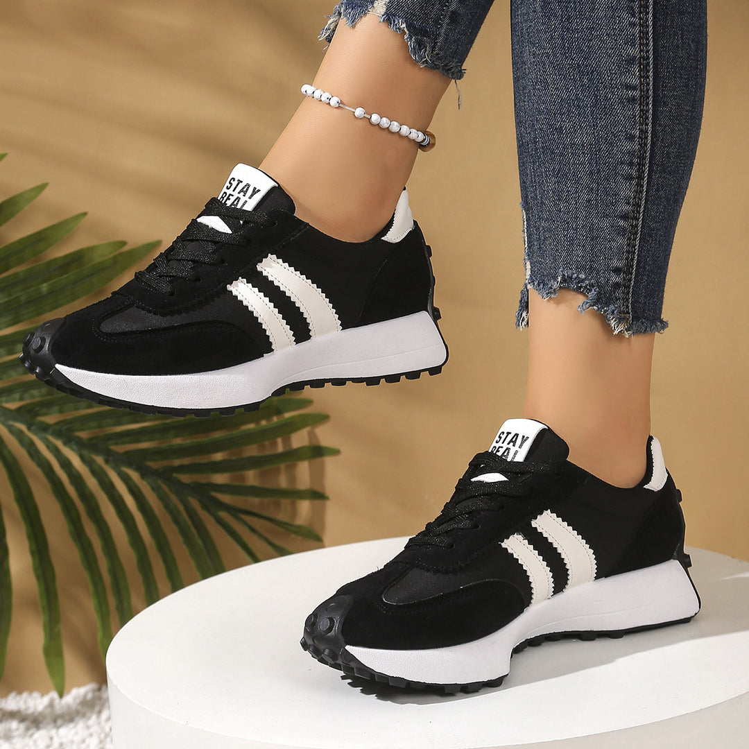 Damen Retro-Sneaker mit profilierter Gummisohle und dekorativen Zierstreifen – Névara