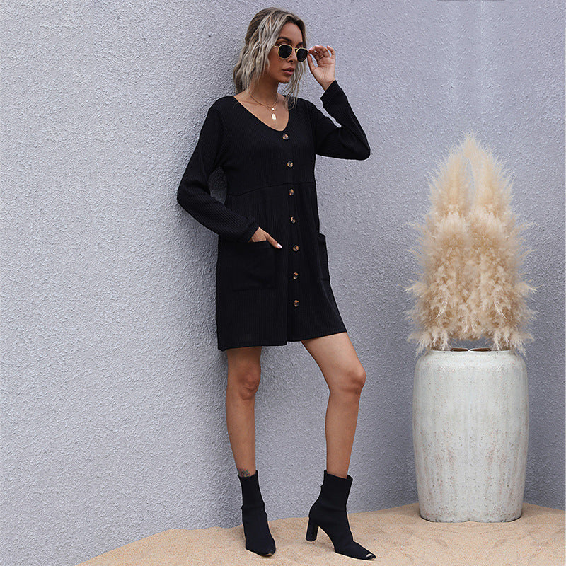 Damen Strick-Kurzkleid mit V‑Ausschnitt, Knopfleiste und Eingrifftaschen Echoarchiv