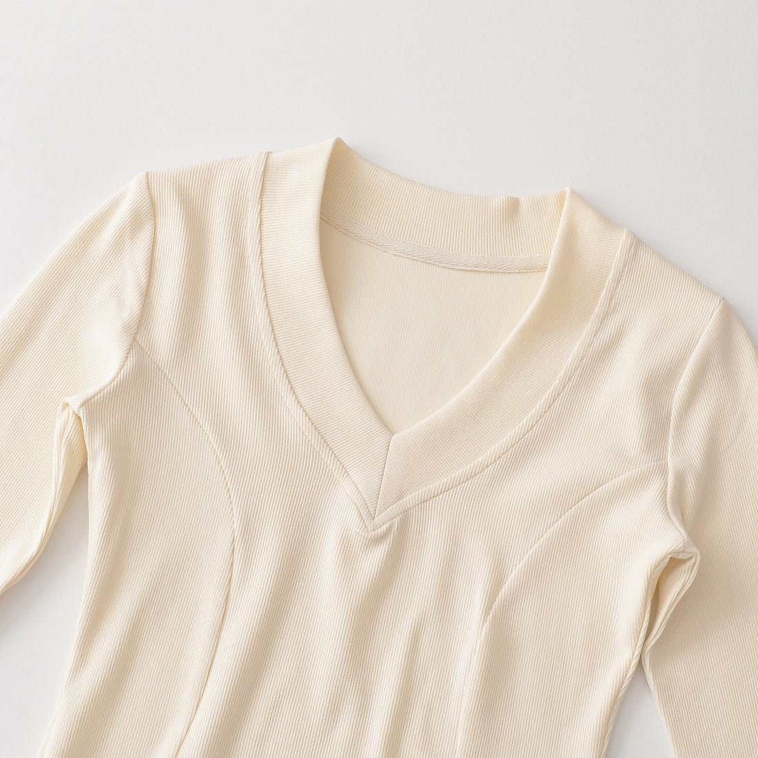 Damen Geripptes Langarmshirt mit V-Ausschnitt und taillierter Schnittführung Echoarchiv