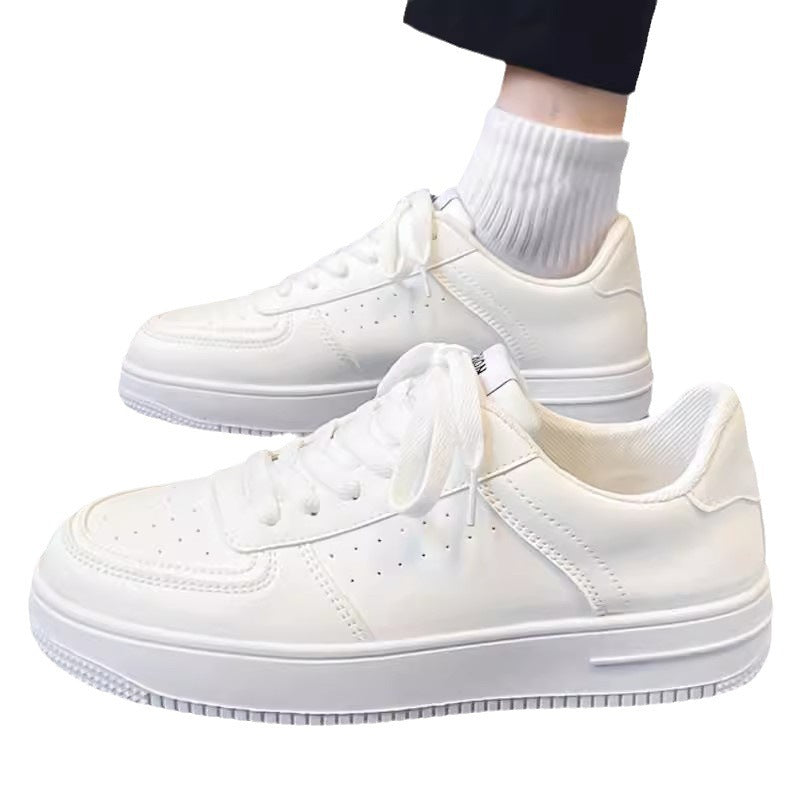 Damen Minimalistische Low-Top Plateau-Sneaker aus veganem Glattleder mit perforierten Details und gepolstertem Komfortfußbett Echoarchiv