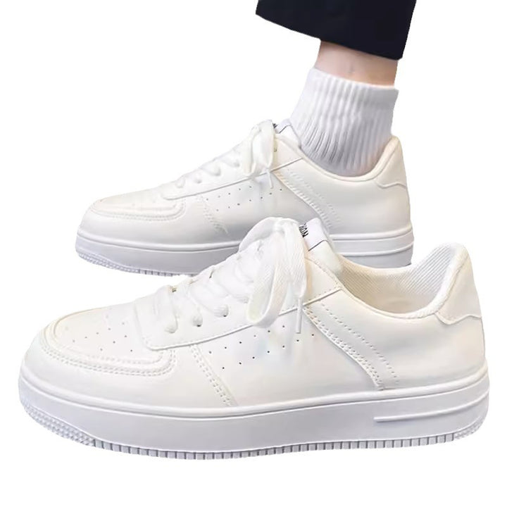 Damen Minimalistische Low-Top Plateau-Sneaker aus veganem Glattleder mit perforierten Details und gepolstertem Komfortfußbett Echoarchiv
