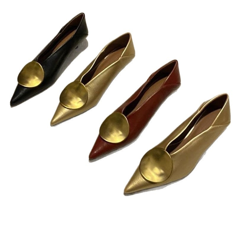 Damen Spitz zulaufende flache Slipper aus Lederoptik mit großen runden Zierplatten – Lioré