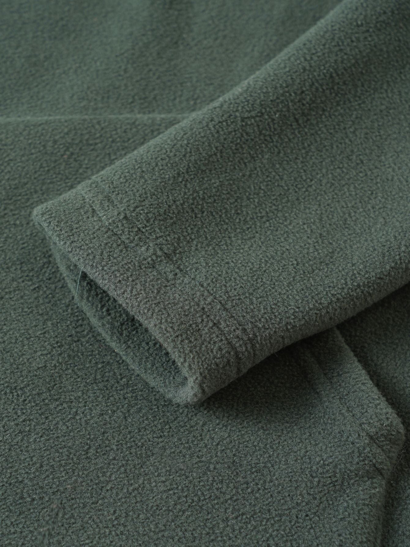 Herren Fleece-Pullover mit modischem Stehkragen und praktischen Knopfdetails Echoarchiv