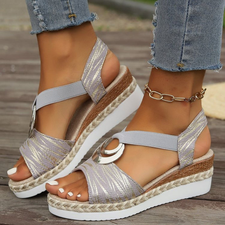 Damen Espadrille-Keil-Sandalen mit geflochtener Bastsohle, elastischem Slingback und großem Metallornament – Sorelia