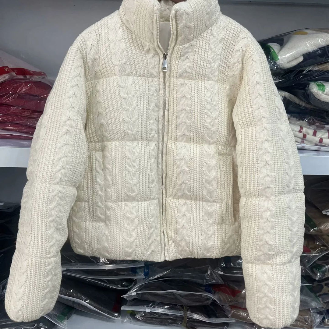 Damen gesteppte Strick‑Steppjacke mit Zopfstrick‑Optik, wattierter Thermofüllung und hohem Stehkragen – Célinea
