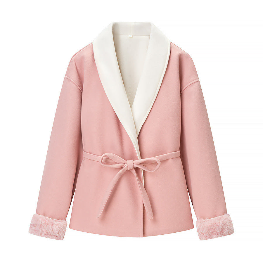 Damen taillierte Kurzjacke mit großzügigem Schalkragen, Bindegürtel und Kunstfellmanschetten – Célinea