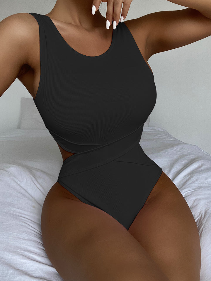 Damen Einteiler Badeanzug mit innovativem Schnitt und modischem Wickeldetail Echo Archiv
