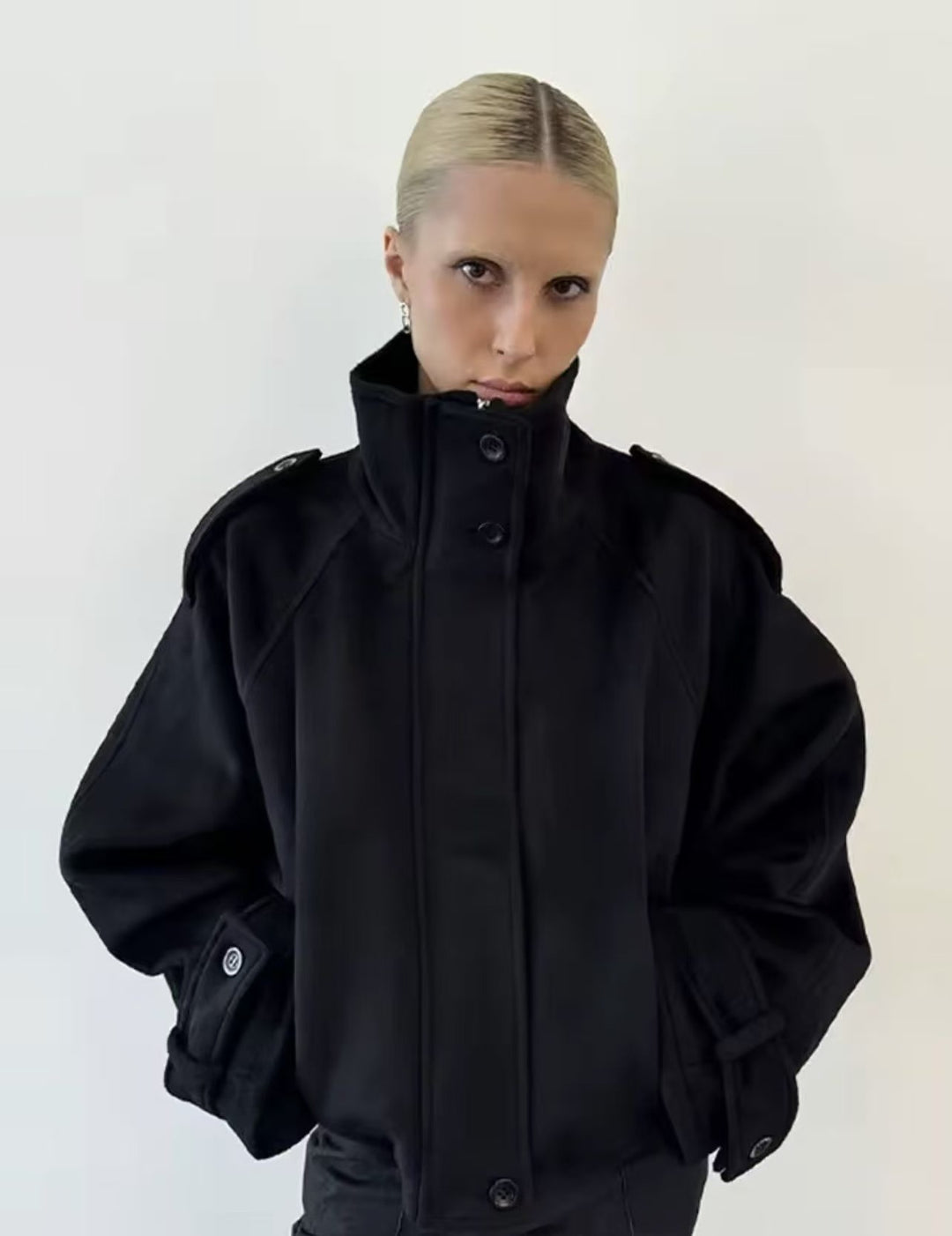 Damen Kurzmantel im Cape‑Look mit hohem Stehkragen, Epauletten und weiten Raglanärmeln Echo Archiv