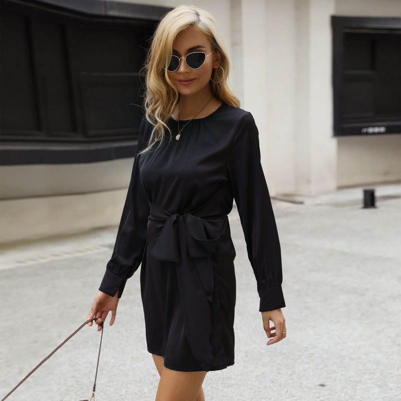 Damen Satin-Minikleid mit langen Ärmeln, Taillengürtel und Rundhalsausschnitt Echoarchiv
