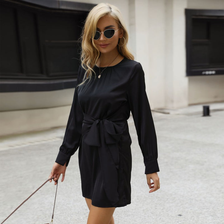 Damen Satin-Minikleid mit langen Ärmeln, Taillengürtel und Rundhalsausschnitt Echoarchiv