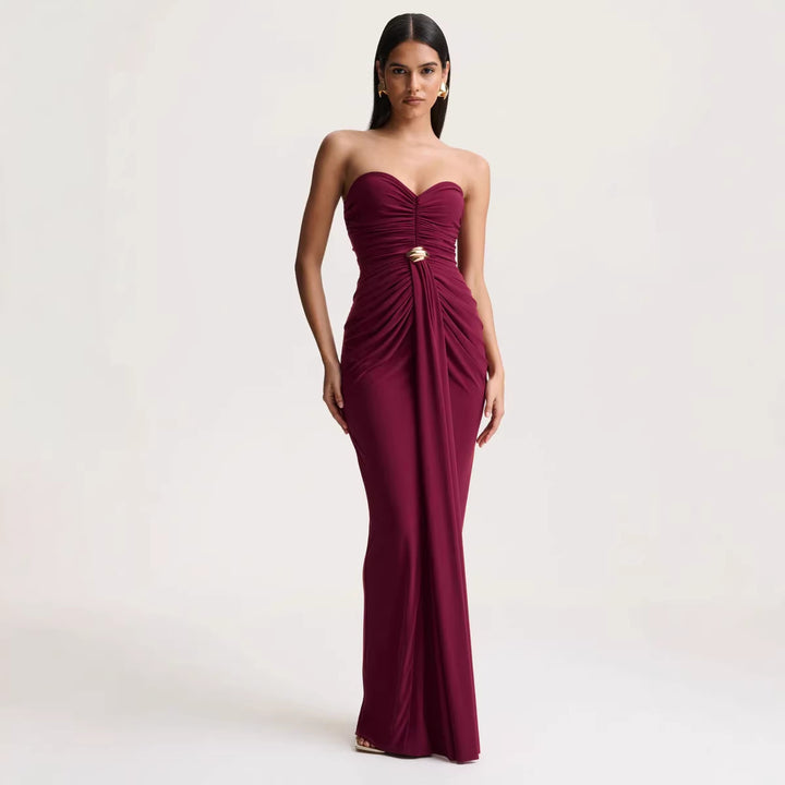 Damen Elegantes und figurbetontes Abendkleid mit gerafftem Design und schimmerndem Detail Echo Archiv