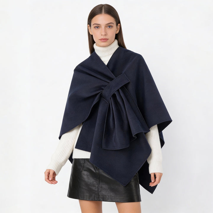Damen Eleganter Wickel‑Cape mit Knotenverschluss und fließender Drapierung Echo Archiv