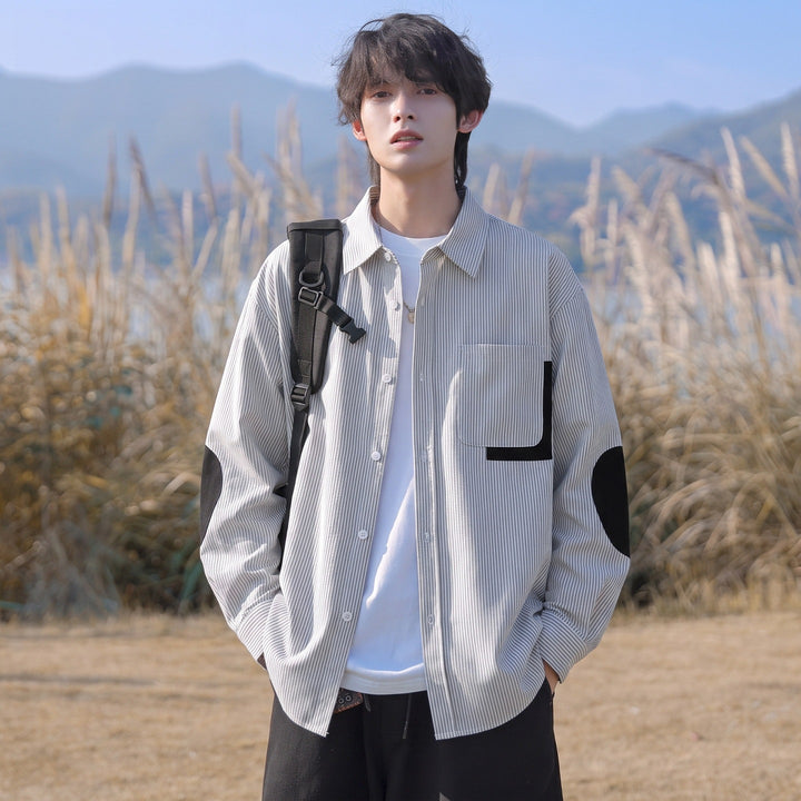 Herren Oversize-Hemd mit feinem Nadelstreifen, Kontrasttasche und Ellbogen-Patches Echoarchiv