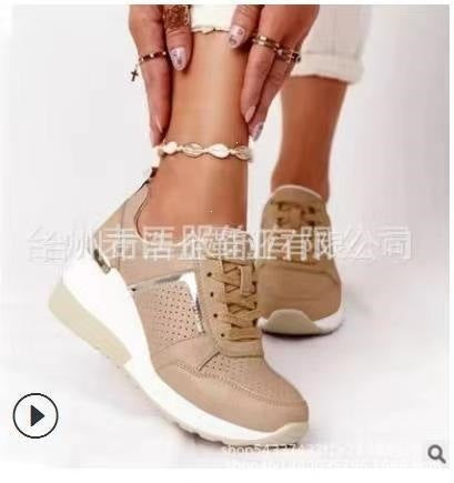 Damen Komfort-Keil-Sneaker mit perforiertem Obermaterial und Dekozipper – Névara