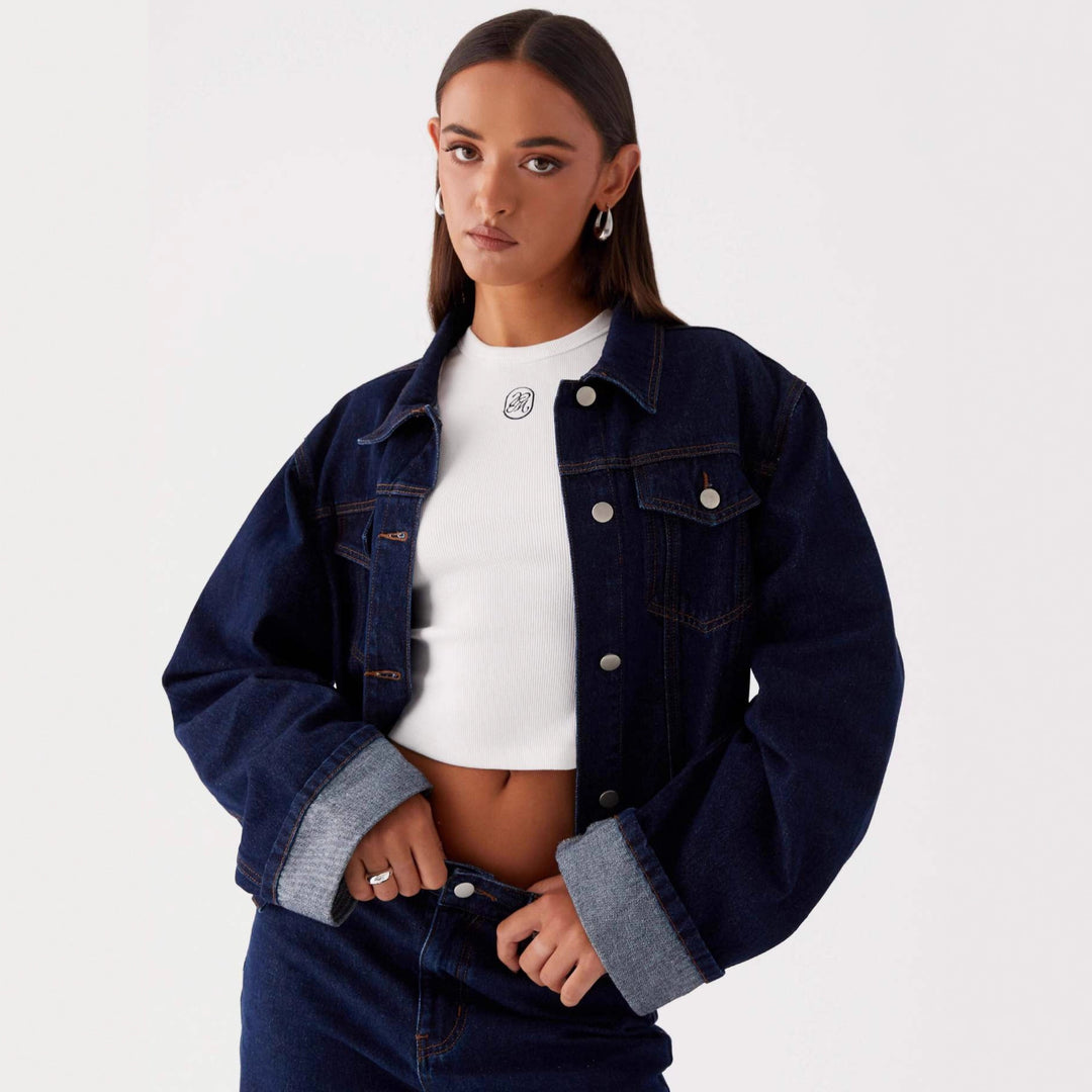 Damen trendige Denimjacke im lässigen Schnitt mit aufgesetzten Taschen und Knopfdetails Echo Archiv