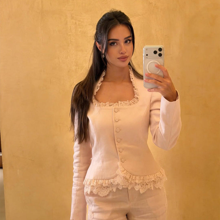 Damen Taillierter Blazer mit Spitzenbesatz, Knopfreihe und Schößchen Echoarchiv