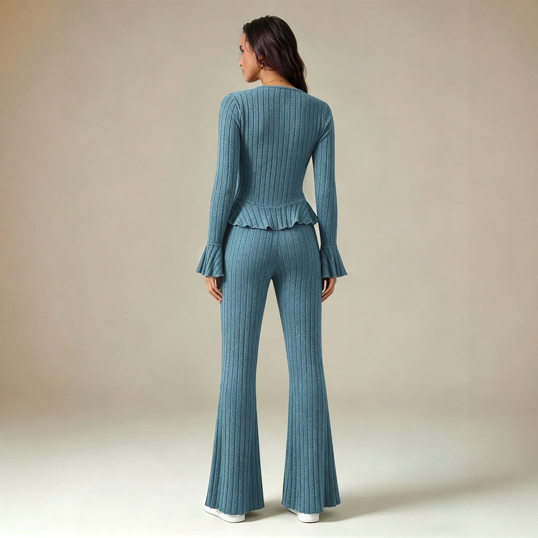 Damen feinstrukturiertes Rippstrick-Set mit tailliertem Knopfcardigan, Volant-Taillenpassform und ausgestellter Schlaghose – Élanora