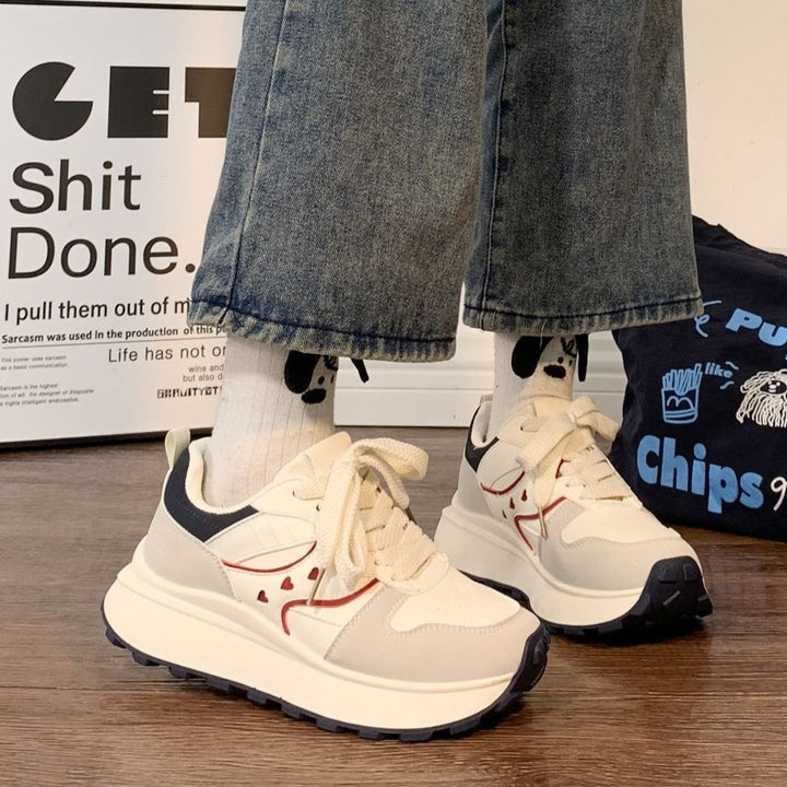 Damen Plateau‑Sneaker im Retro‑Trail‑Look mit Herz‑Ziernähten und grober Profilsohle – Névara