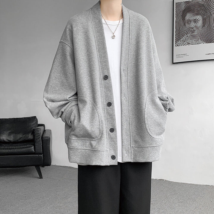 Herren nan oversized Strickcardigan mit V-Ausschnitt, aufgesetzten Rundtaschen und lässiger Drop-Shoulder-Silhouette Echo Archiv