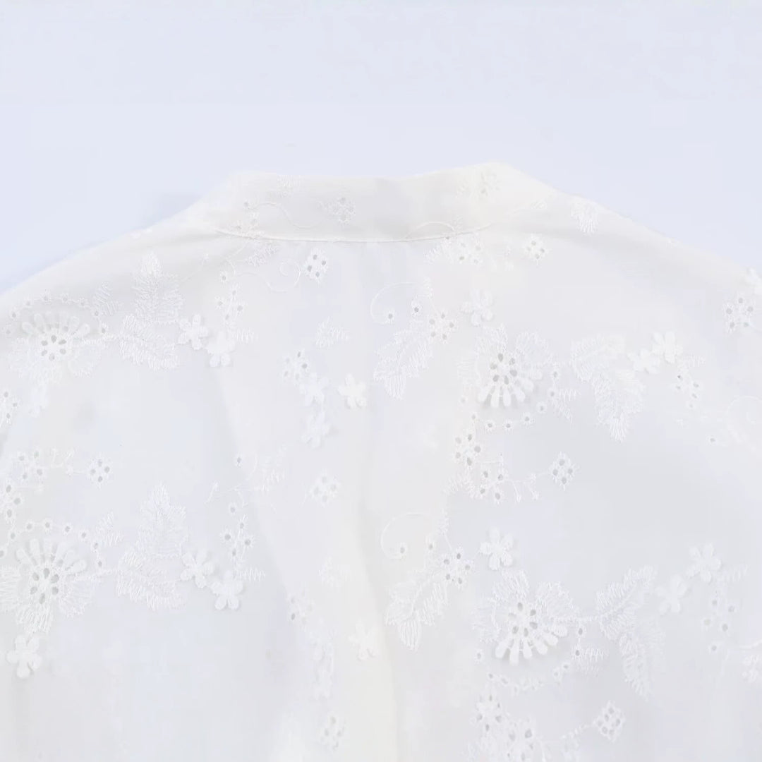 Damen Bestickte Cropped-Bluse mit Stehkragen, Lochstickerei und tailliertem Bund Echoarchiv