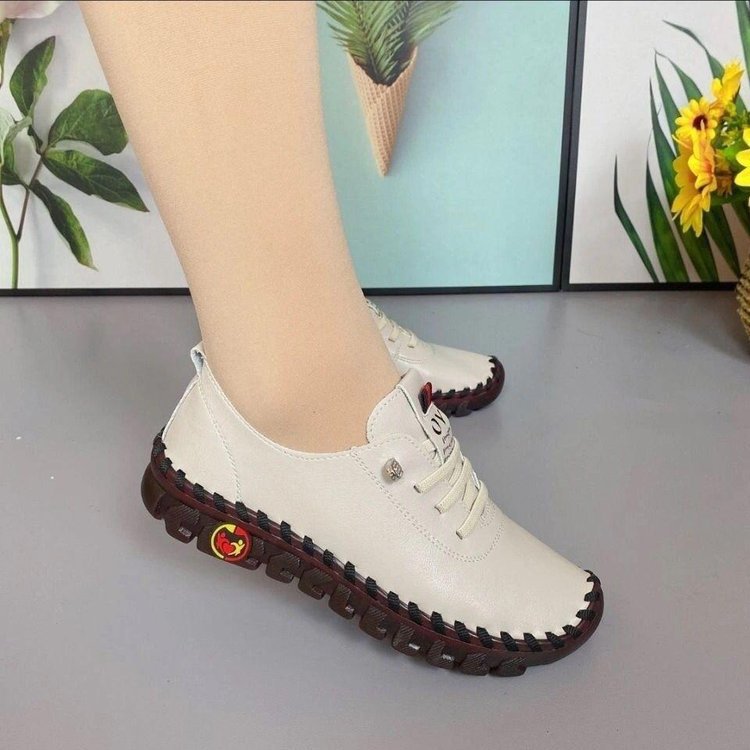 Damen Flexible Lederoptik-Sneaker mit handgenähter Kontrastnaht und profilierter Gummilaufsohle – Névara