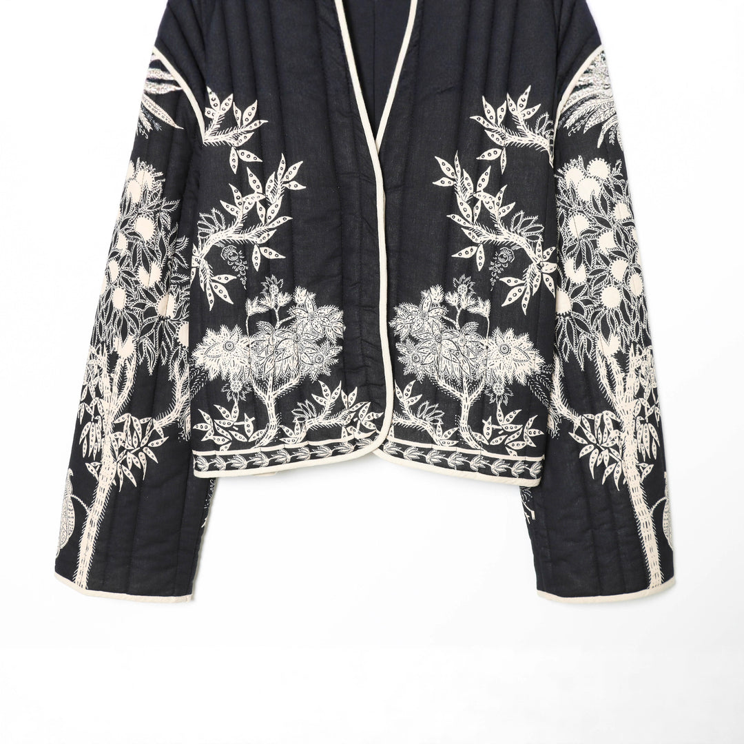 Damen kimonoartige gesteppte Jacke mit floraler Stickerei und kontrastpaspel – Célinea