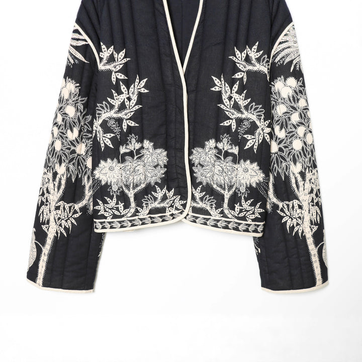 Damen kimonoartige gesteppte Jacke mit floraler Stickerei und kontrastpaspel – Célinea