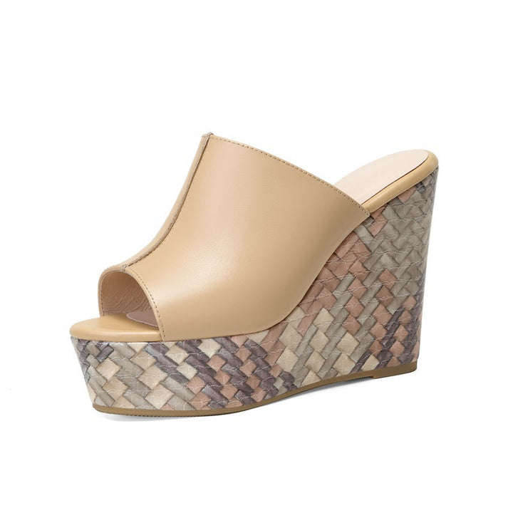 Damen nan elegante Schlupf-Mule mit offener Zehenpartie, skulpturaler Keilplattform in Flechtoptik und Nietenbesatz Echo Archiv