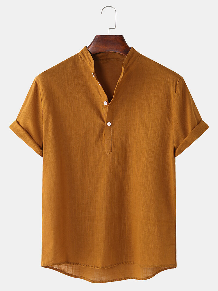 Herren Kurzarmhemd mit innovativem Henley-Ausschnitt und fließendem Material Echoarchiv